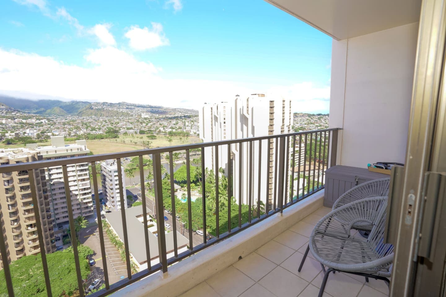 Getaway at the Waikiki Banyan /w Prking - Image 4