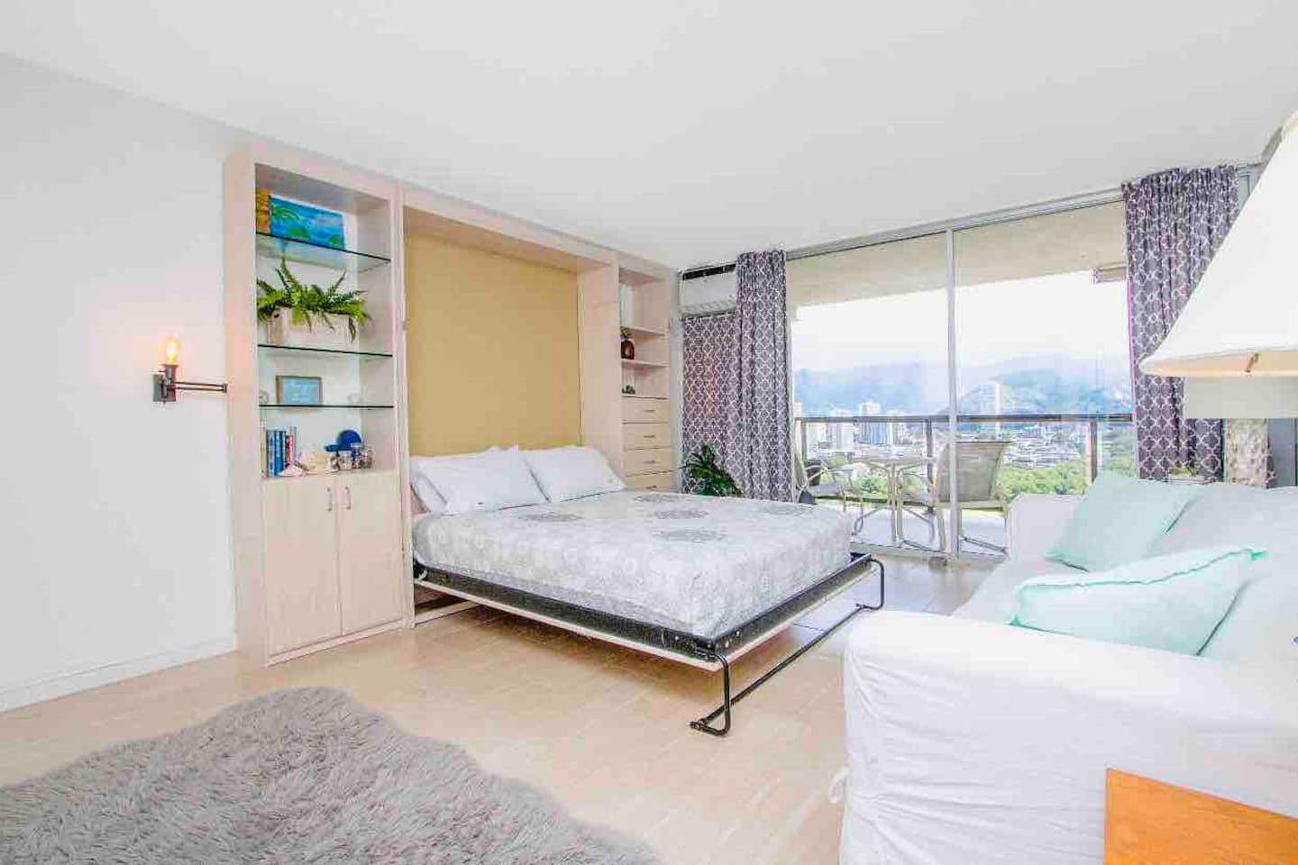 Coastal Haven: Chic Studio with Parking in Waikiki - Image 3