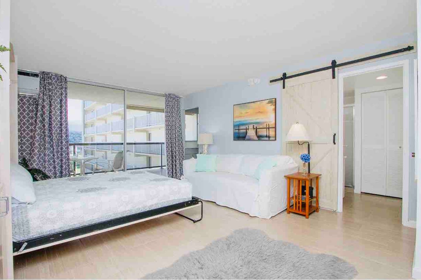 Coastal Haven: Chic Studio with Parking in Waikiki - Image 4