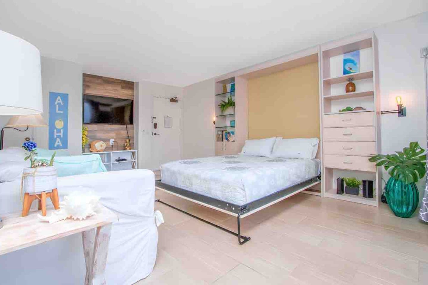 Coastal Haven: Chic Studio with Parking in Waikiki - Image 5