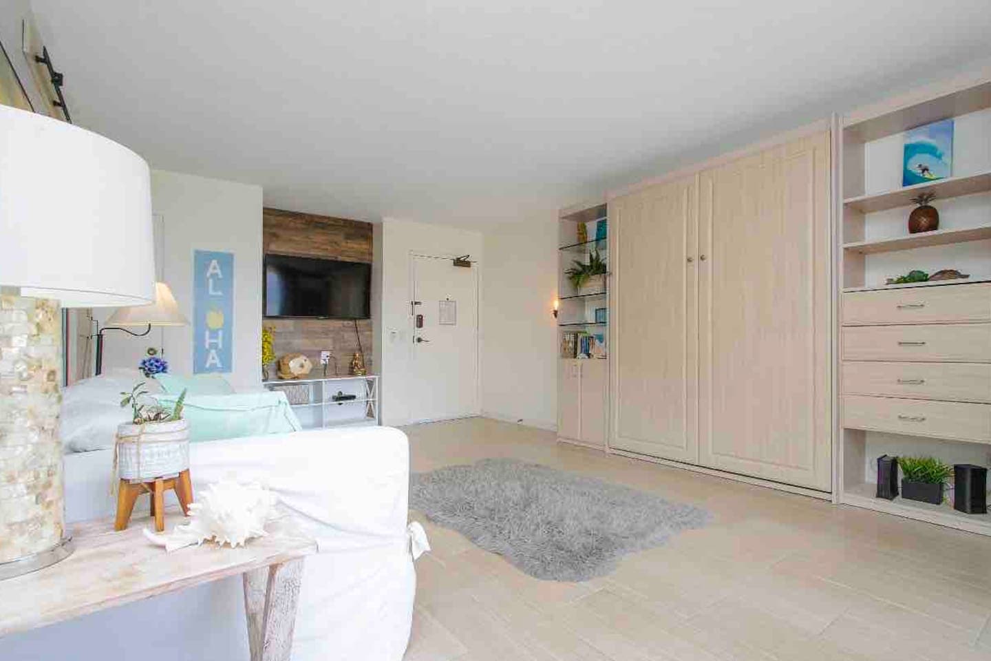 Coastal Haven: Chic Studio with Parking in Waikiki - Image 6