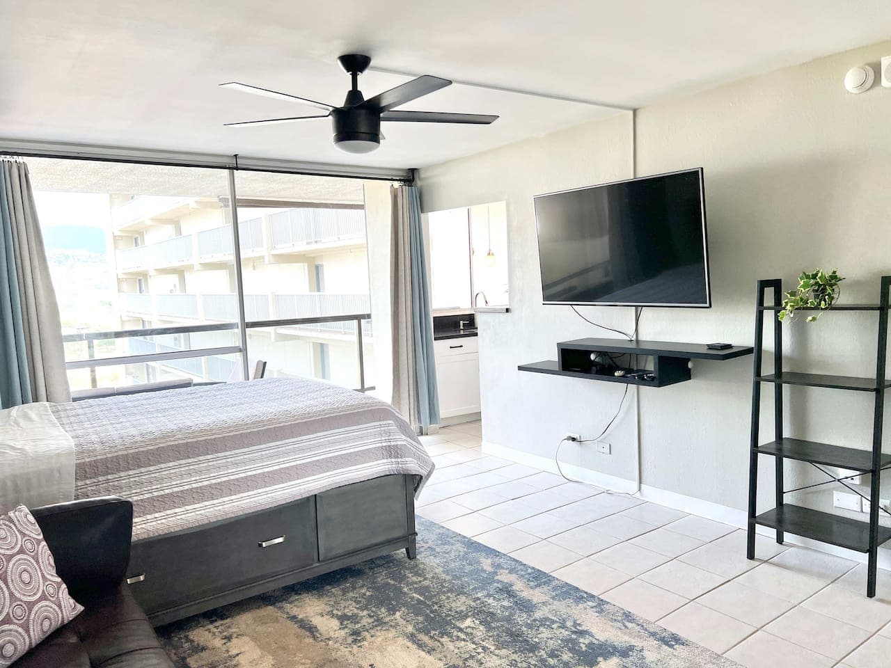 Cozy & Affordable Seaside Studio w/ Parking - Image 2
