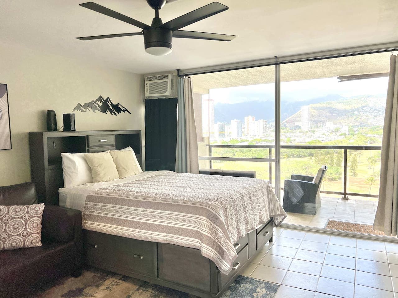 Cozy & Affordable Seaside Studio w/ Parking - Image 3