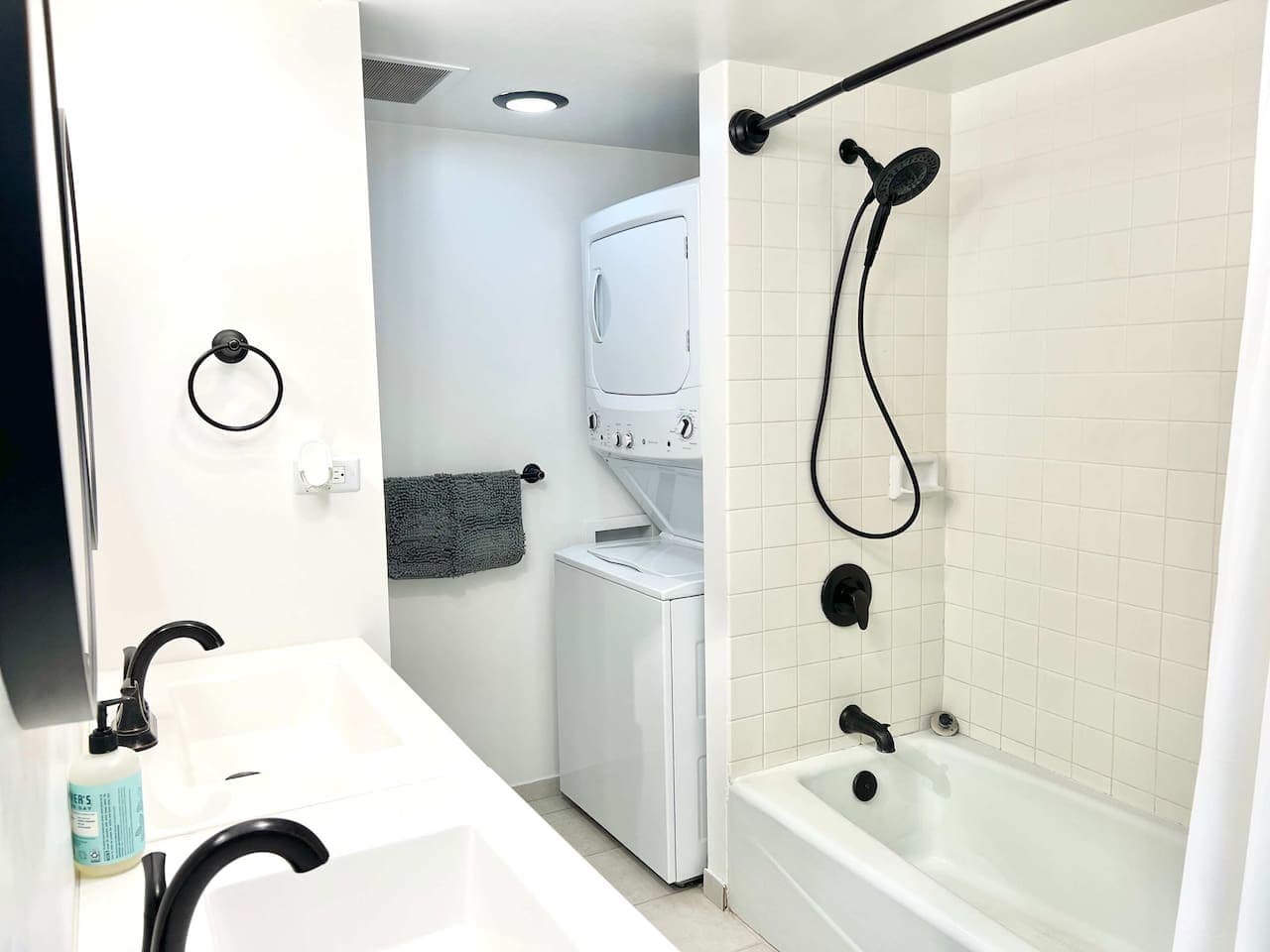 Cozy & Affordable Seaside Studio w/ Parking - Image 4