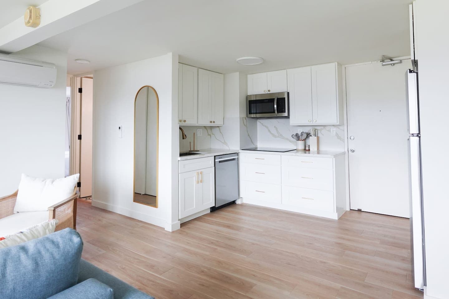 Stylish and Cozy One-Bedroom at Island Colony - Image 6