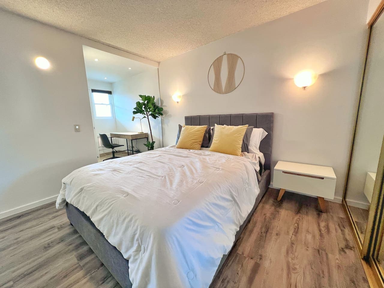 Renovated Modern Pad  in Central Waikiki /w Parkng - Image 2