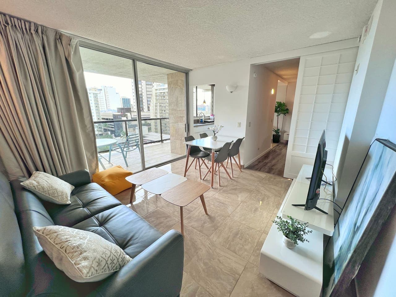 Renovated Modern Pad  in Central Waikiki /w Parkng - Image 5
