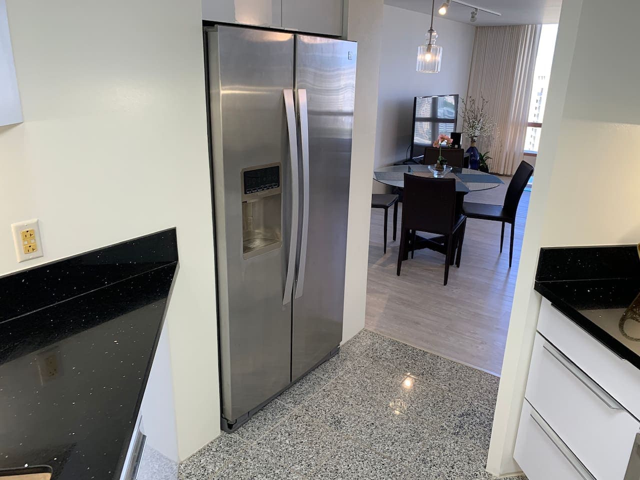 Modern Luxury Condo at the gateway of Waikiki - Image 4