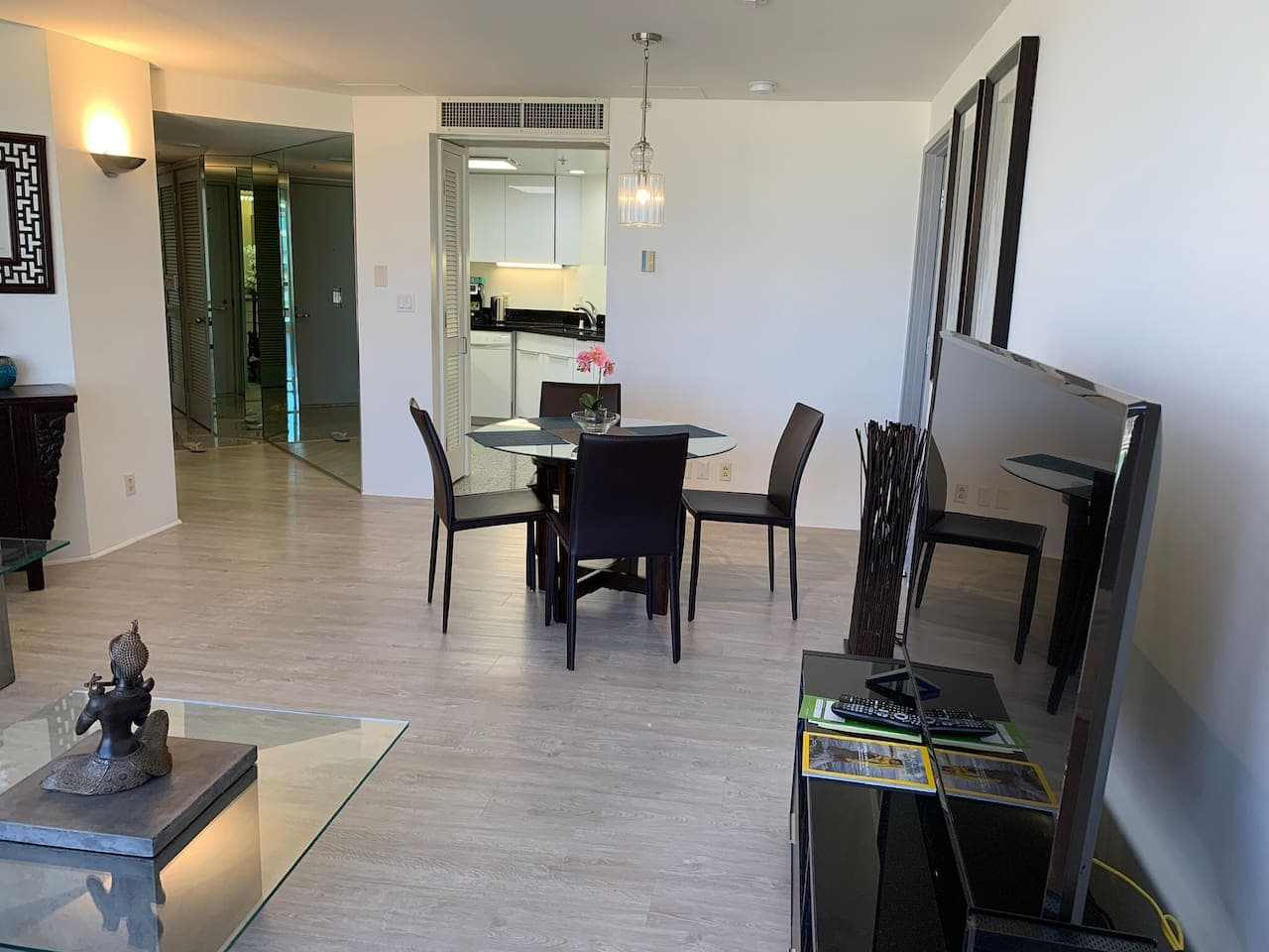 Modern Luxury Condo at the gateway of Waikiki - Image 5
