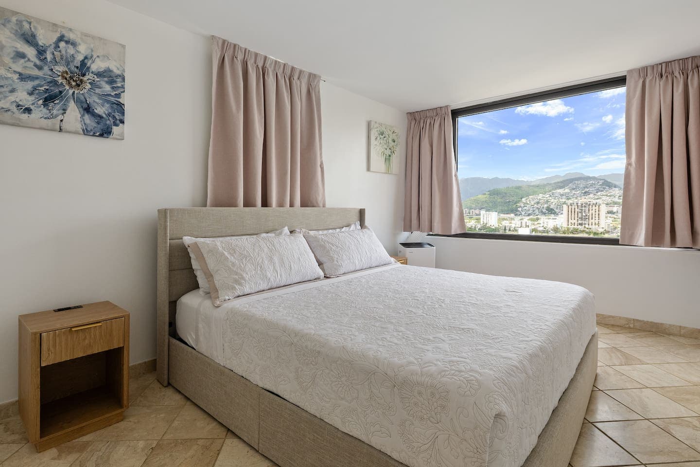 Newly Renovated 1BR with view & free parking - Image 2