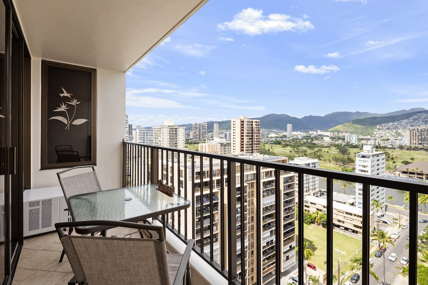 Newly Renovated 1BR with view & free parking - Image 3
