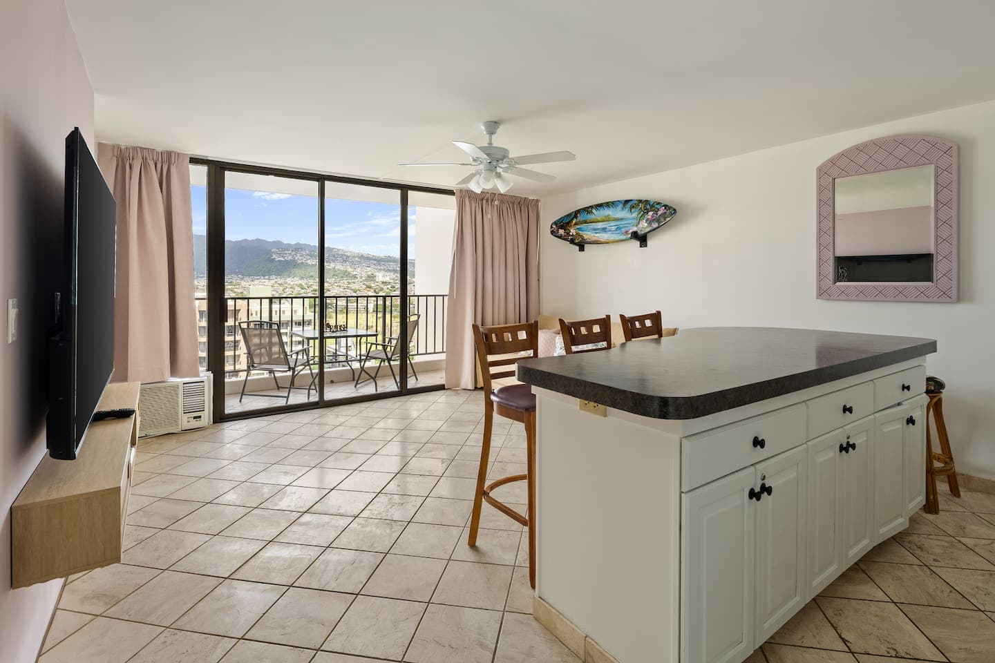 Newly Renovated 1BR with view & free parking - Image 4