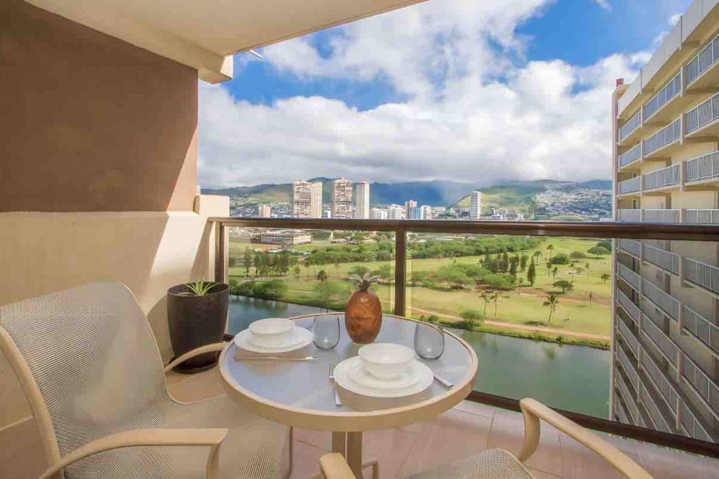 Coastal Haven: Chic Studio with Parking in Waikiki